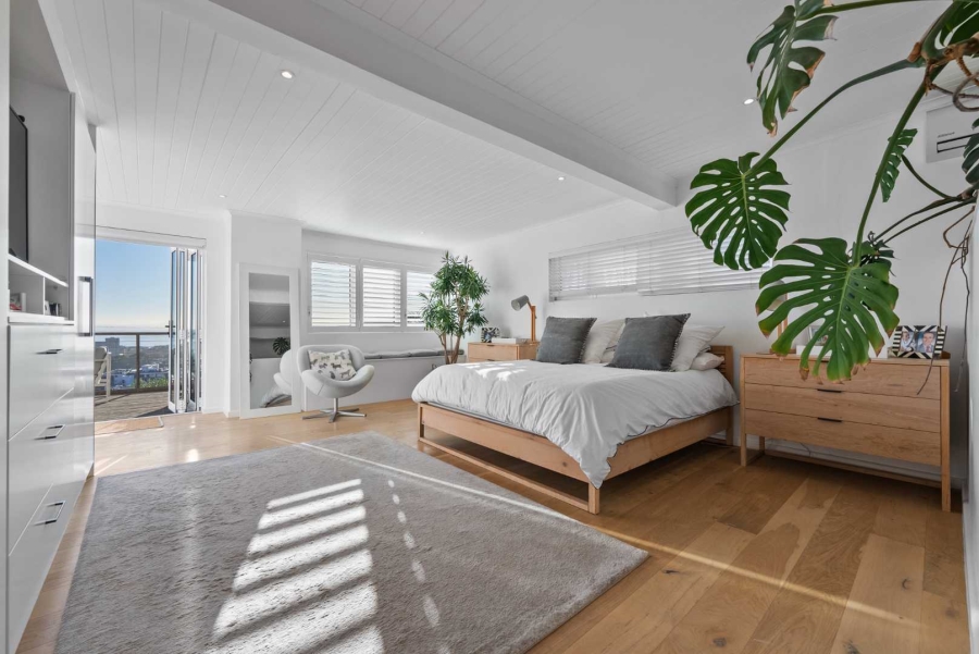 5 Bedroom Property for Sale in Green Point Western Cape